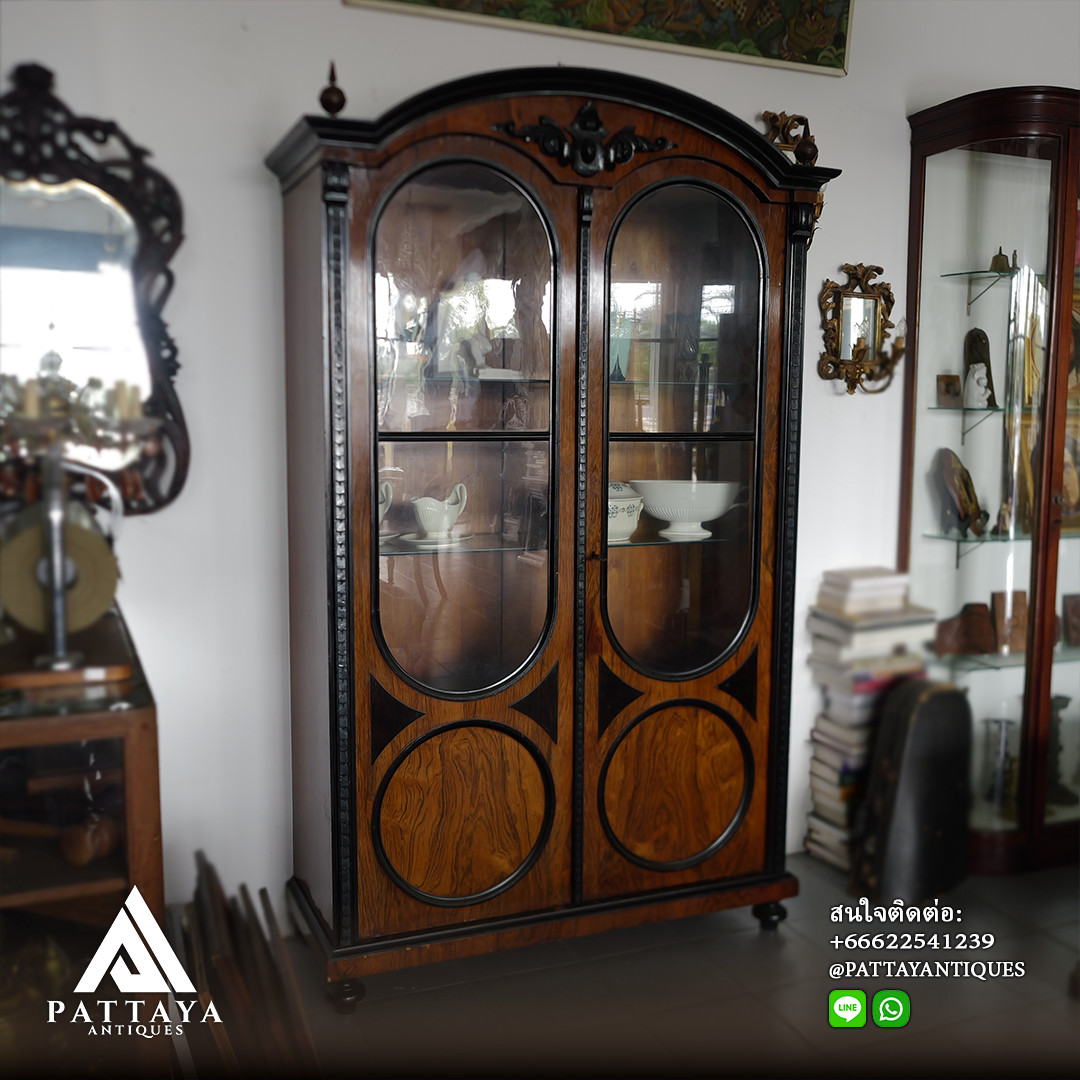 ตู้โชว์ Biedermeier สามารถตรวจสอบจากปี 1880