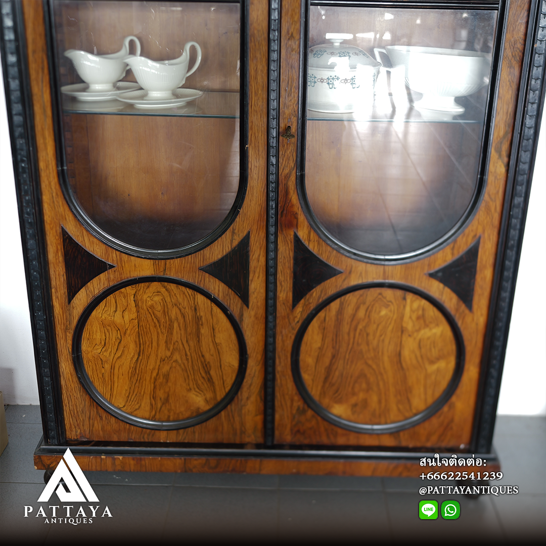 ตู้โชว์ Biedermeier สามารถตรวจสอบจากปี 1880