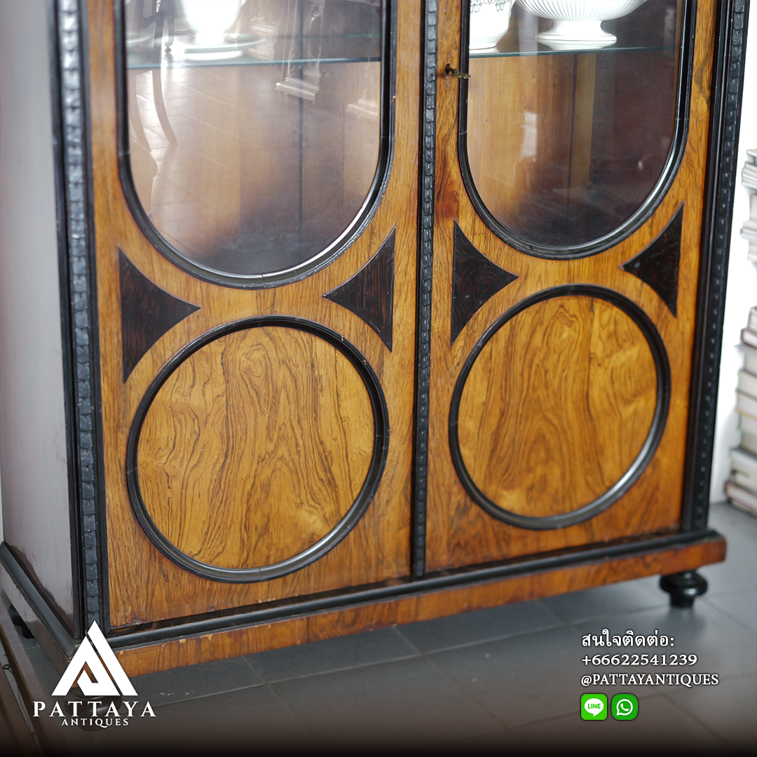 ตู้โชว์ Biedermeier สามารถตรวจสอบจากปี 1880